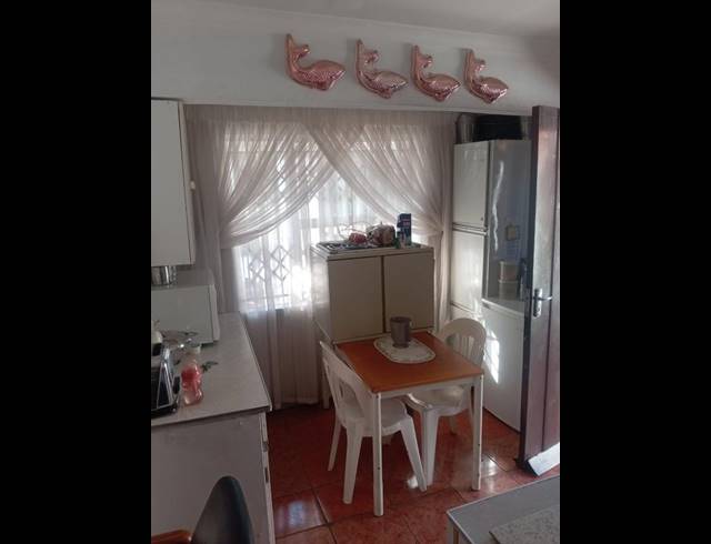 2 BEDROOM HOUSE FOR SALE IN ESSELEN PARK
